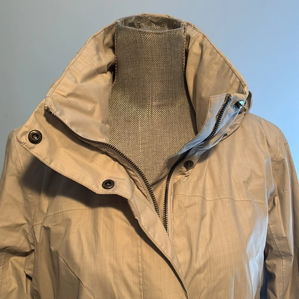 Women’s Marmot rain jacket, size large. - Picture 5 of 7